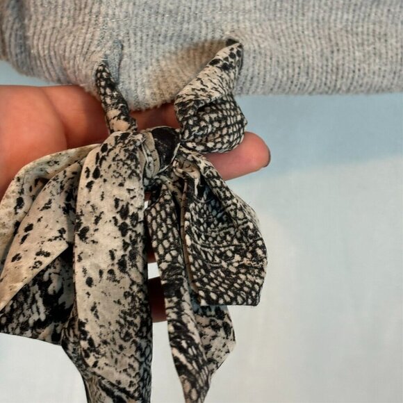 Everly Women's Grey Crew Neck Sweater Size Medium Bow Tie Accent Feminine Winter - Picture 5 of 10
